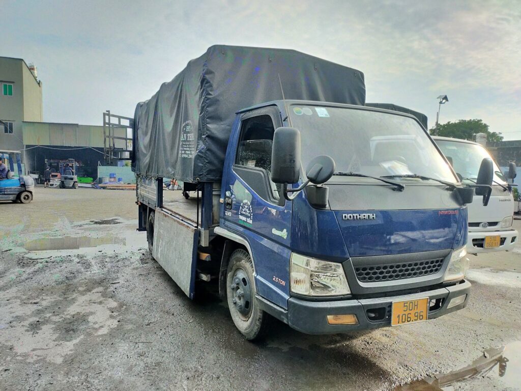 Xe tải chở hàng 1 tấn