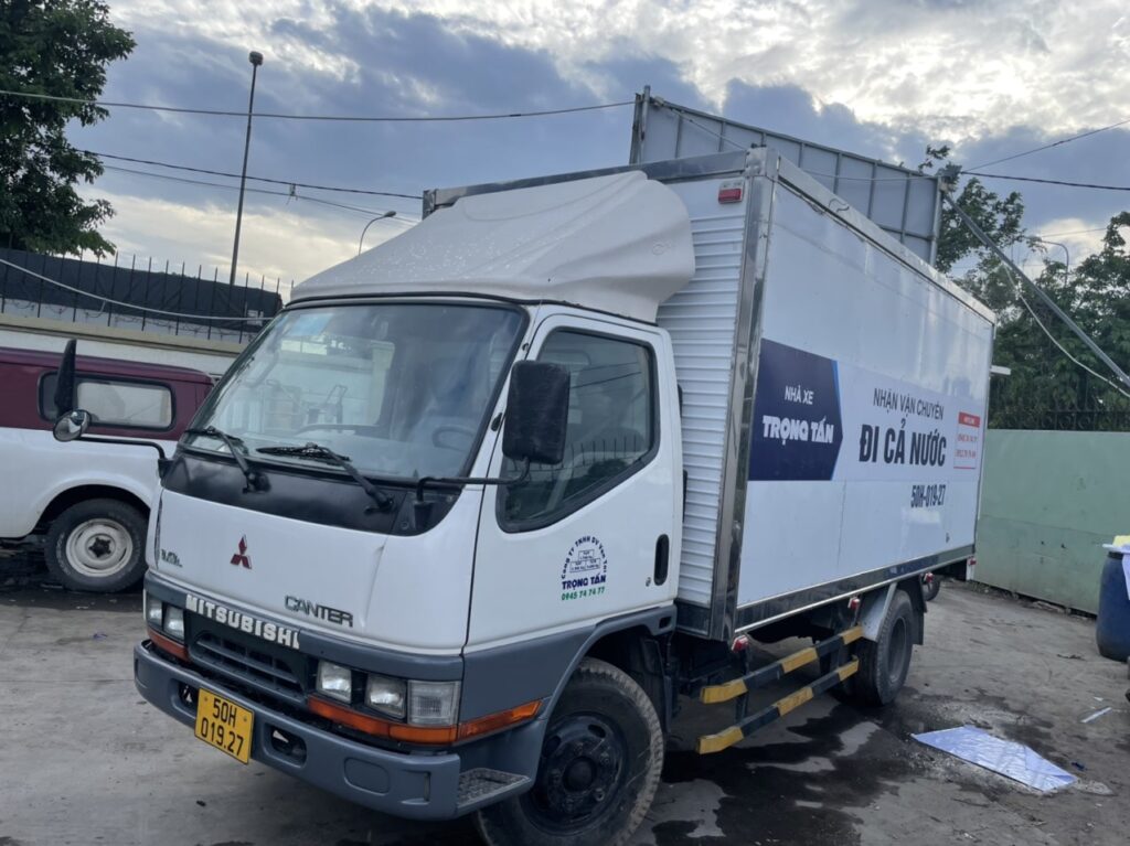 Xe tải chở hàng 1 tấn