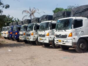 Đội xe tải chở hàng 12 tấn