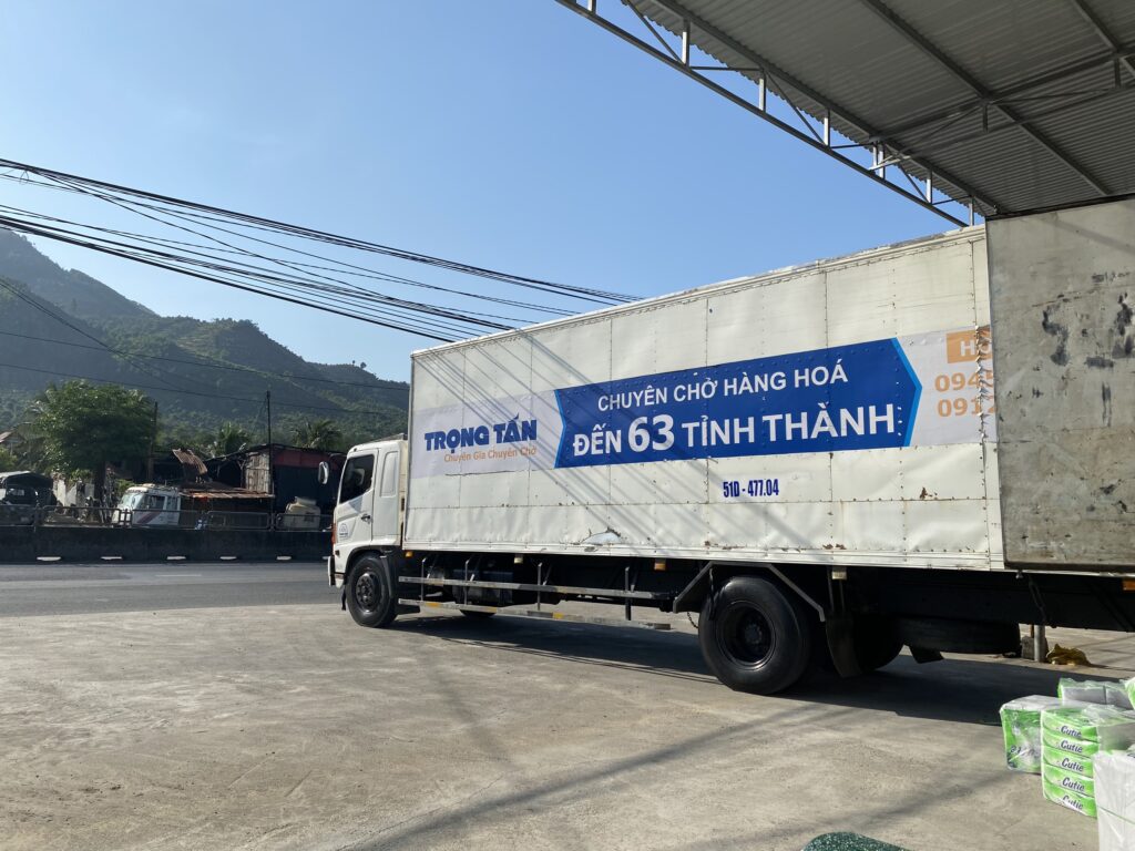 Xe tải 8 tấn vận chuyển hàng hóa