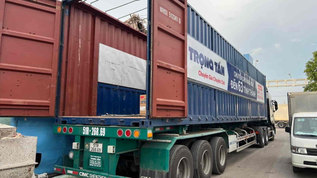 Xe container thùng kín vận chuyển hàng