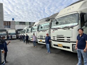 xe tải chở hàng Quận 3