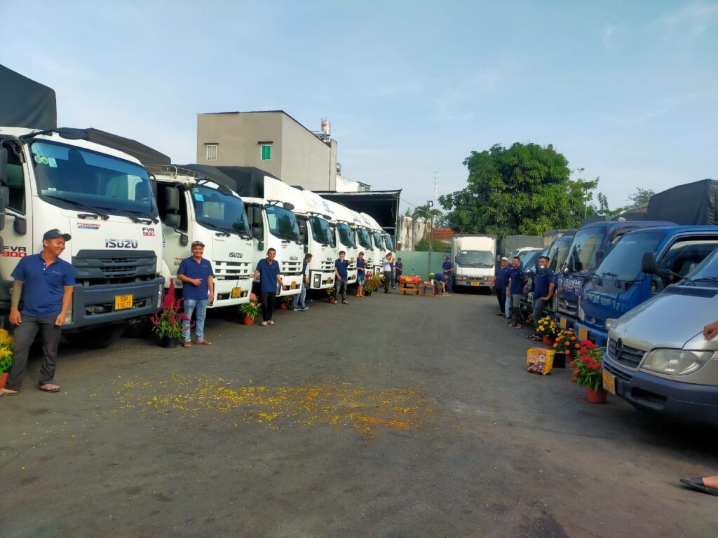 xe tải chở hàng quận phú nhuận